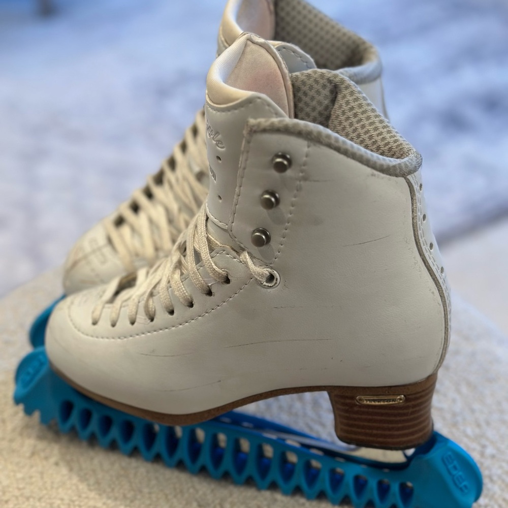 Girl Jackson Freestyle Ice Skates
FS2191 Size 1 (w/EDEA e-guards)